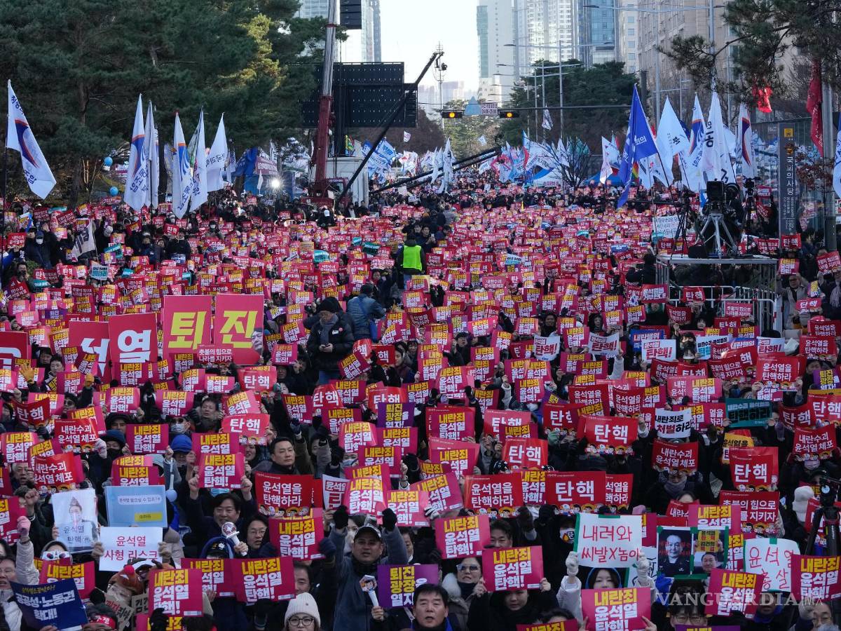 $!Manifestantes muestran pancartas con la frase juicio político Yoon Suk Yeol durante una protesta contra el presidente surcoreano en Seúl, Corea del Sur.