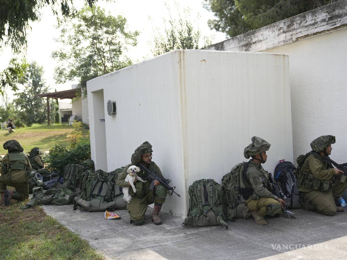 $!Soldados israelíes resguardan el martes 10 de octubre de 2023 el kibbutz Kfar Aza. Combatientes de Hamas incursionaron el sábado en Kfar Aza, donde mataron y secuestraron a muchos israelíes. (AP Foto/Ohad Zwigenberg)