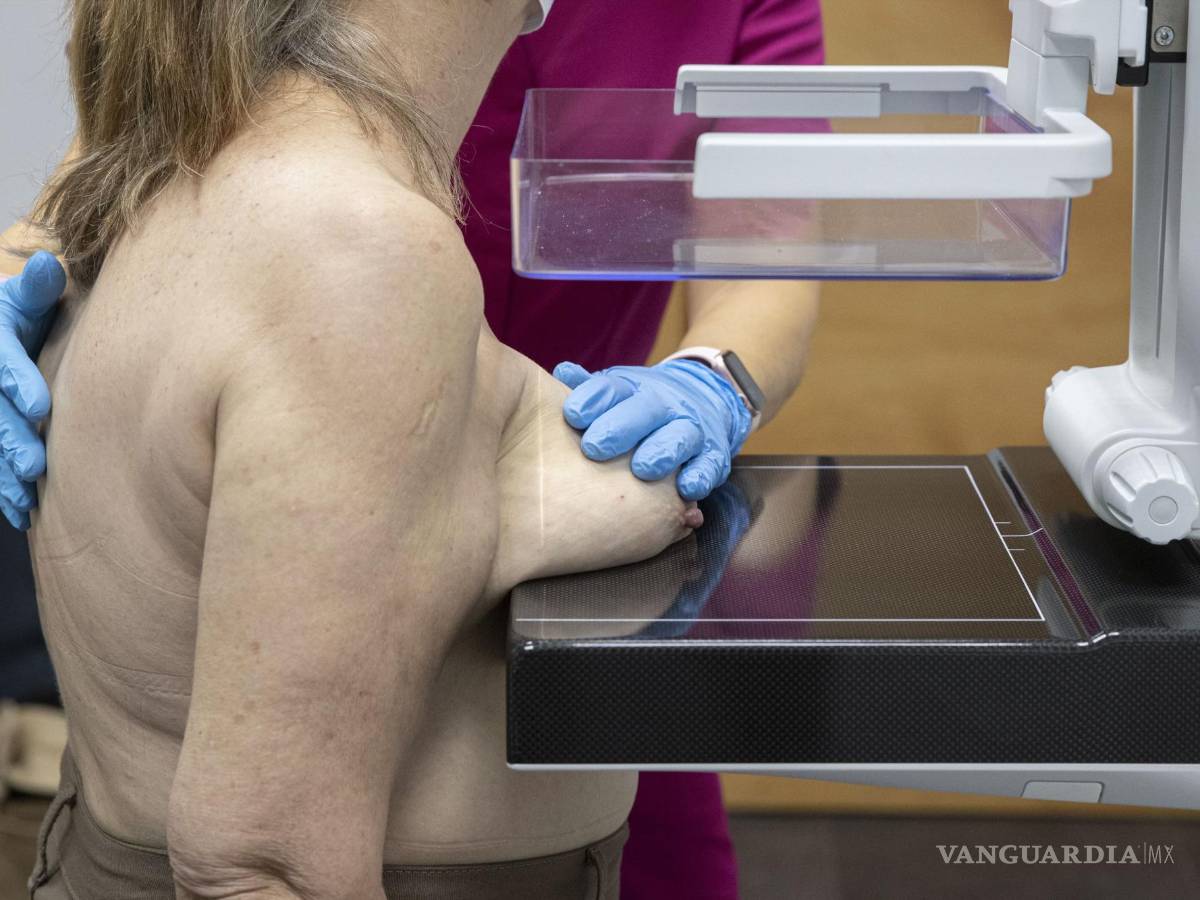 $!Una enfermera de la Asociación Contra el Cáncer realiza una mamografía a una mujer en la sede de la Asociación de Murcia, España.