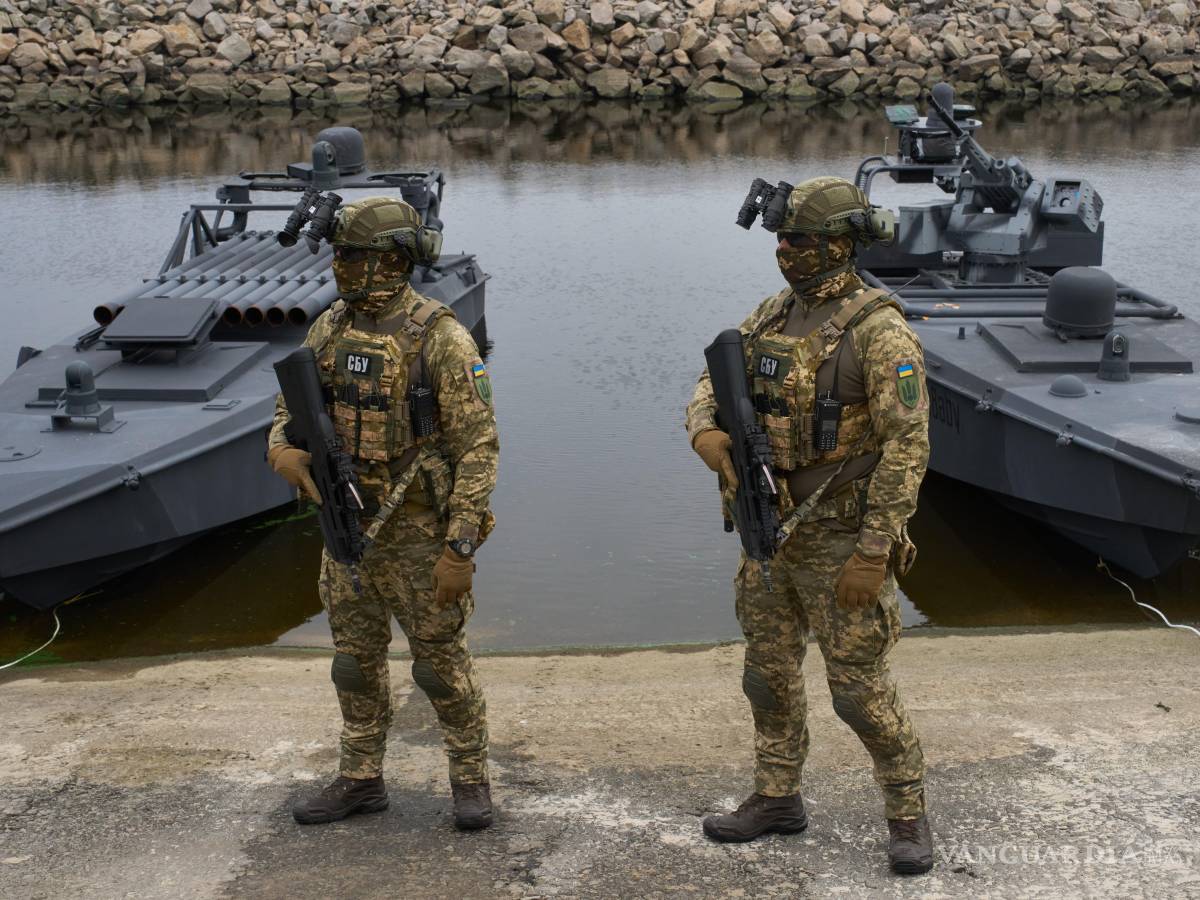 $!Miembros del Servicio de Seguridad de Ucrania se ven de pie junto a drones acuáticos Sea Baby, durante una demostración en un lugar no revelado en Ucrania.