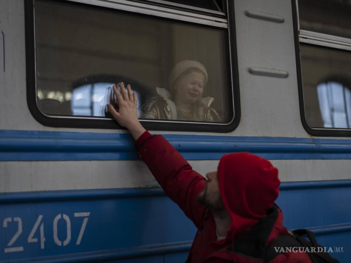 $!Los ucranianos desplazados en un tren con destino a Polonia se despiden en Lviv, en el oeste de Ucrania.