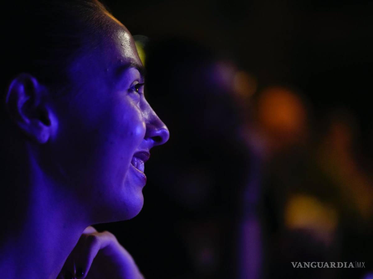 $!Una mujer en un espectáculo de comedia Kiev, Ucrania . La guerra en Ucrania no es ni remotamente graciosa, pero los ucranianos están aprendiendo a reírse.