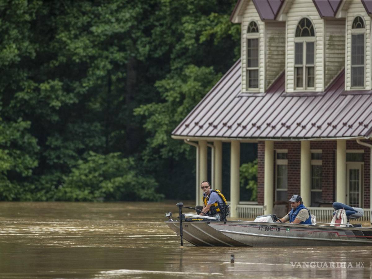 $!Las casas están inundadas por Lost Creek, Kentucky.