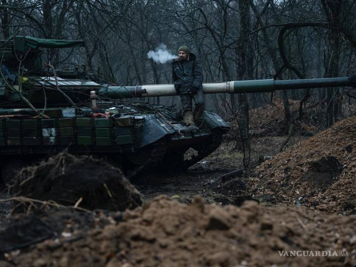 $!Un militar ucraniano fuma un cigarrillo encima de un tanque cerca de Bakhmut, Ucrania.