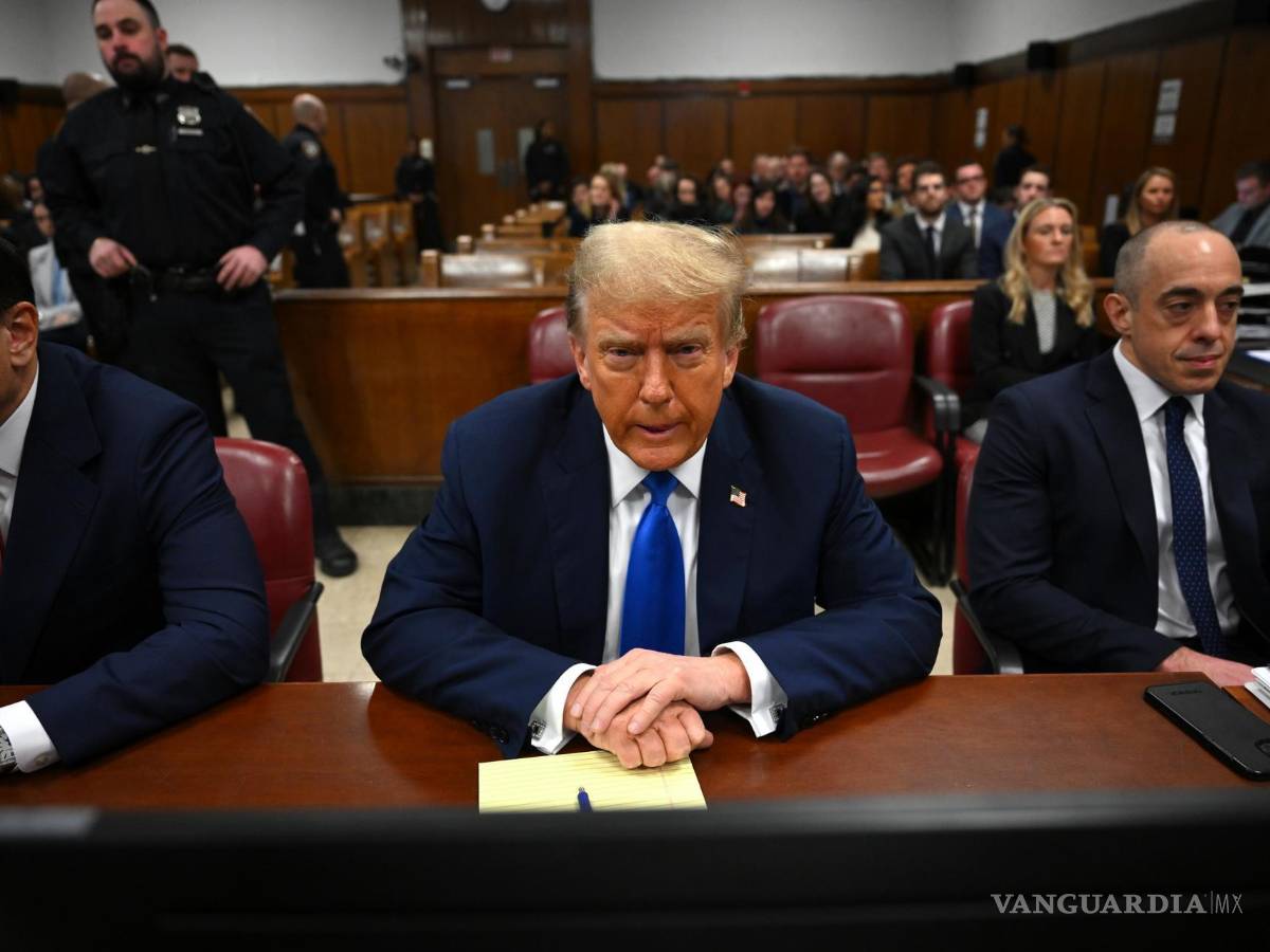 $!Donald Trump espera el inicio del procedimiento en el Tribunal Penal de Manhattan en Nueva York, Nueva York.
