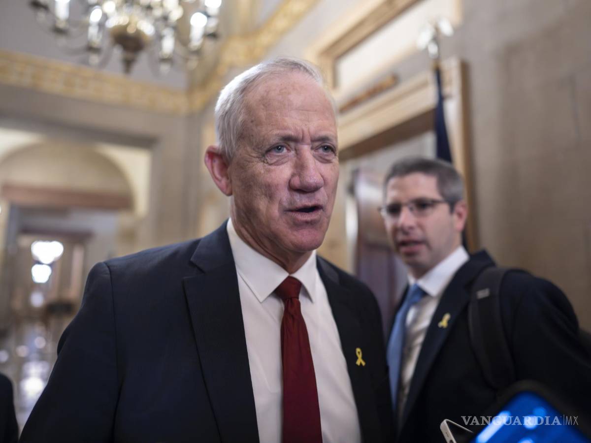 $!Benny Gantz, exjefe militar y principal rival político del primer ministro israelí, Benjamin Netanyahu, abandona una reunión en el Capitolio de Washington.