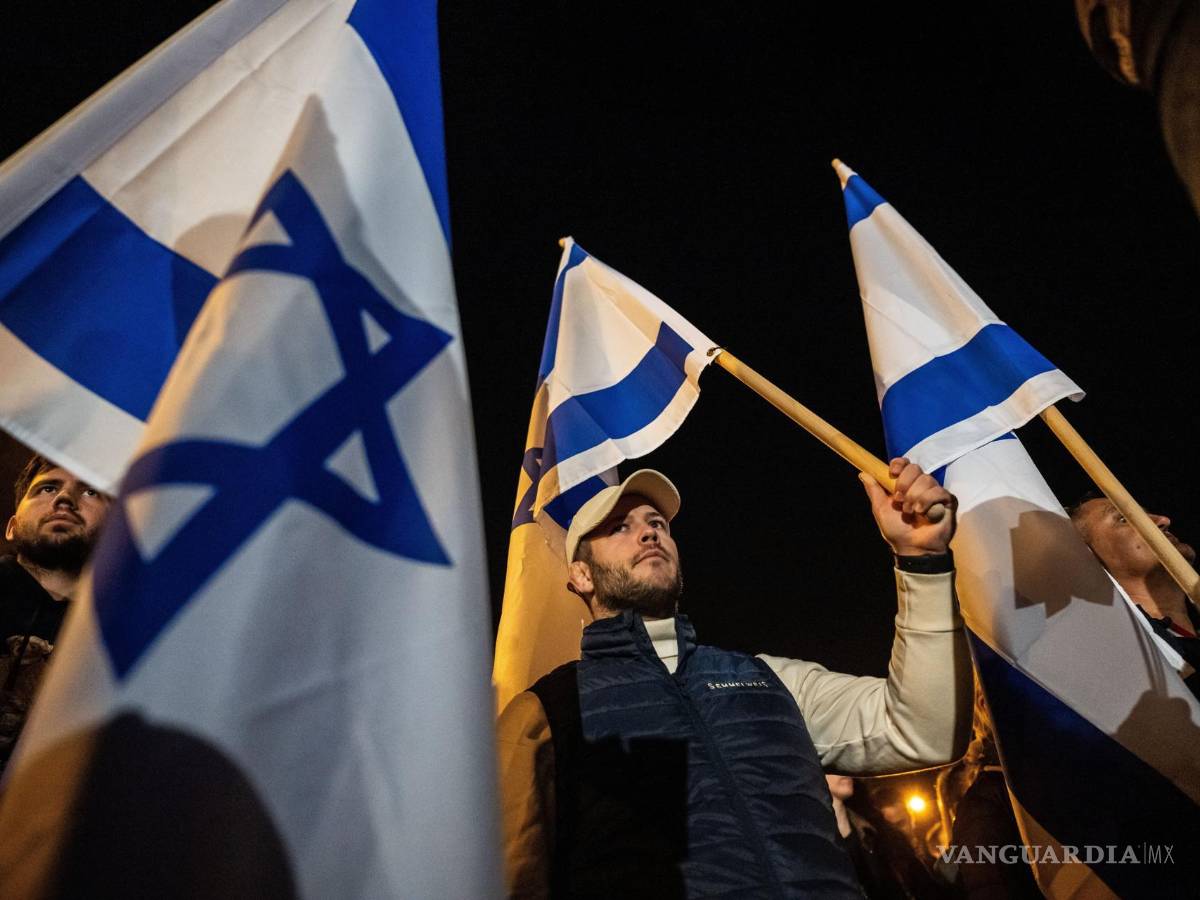 $!Personas en una manifestación en memoria de las víctimas del ataque de Hamás contra civiles en Israel en Budapest, Hungría.