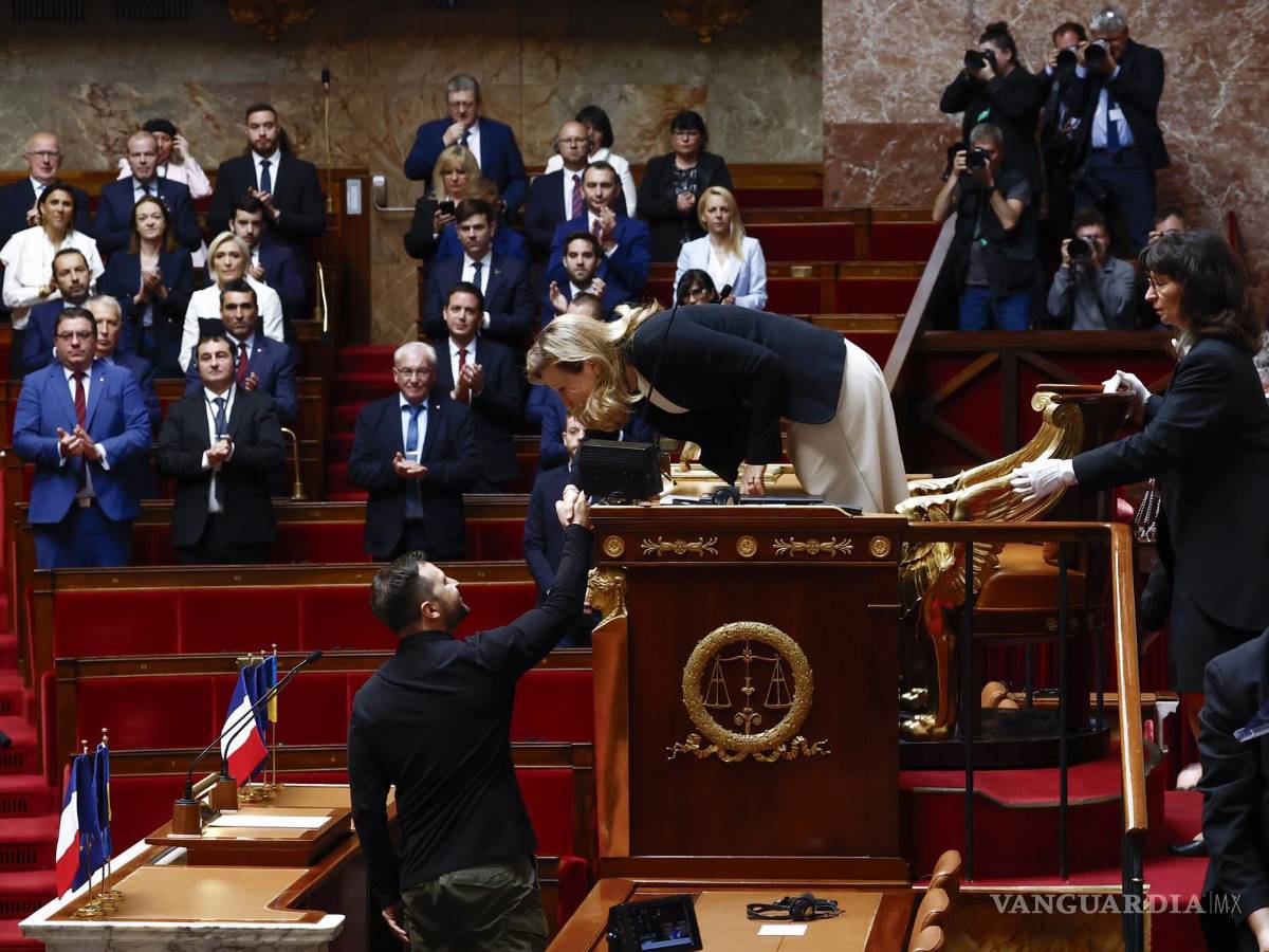 $!La presidenta de la Asamblea Nacional francesa, Yael Braun-Pivet (c), saluda al presidente de Ucrania, Volodymyr Zelensky (i), antes de su discurso en París.