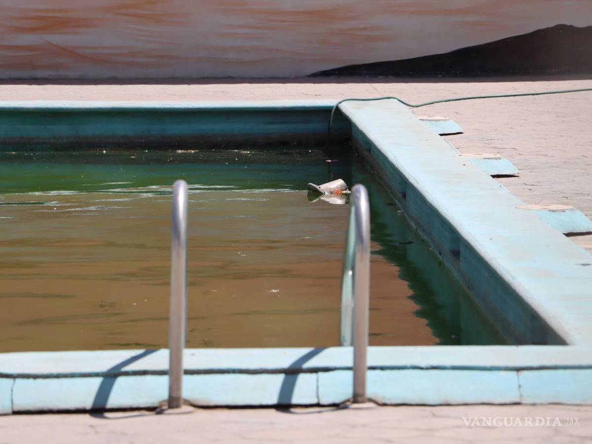 $!La alberca del Centro Acuático de la colonia Mirasierra, continúa llena de agua que se mantiene sucia y con cúmulos de basura.