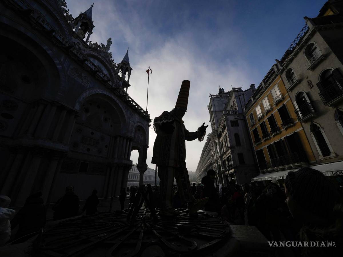 $!Un hombre vestido de arlequín interactúa con visitantes durante el Carnaval, en Venecia, el 28 de enero de 2024.