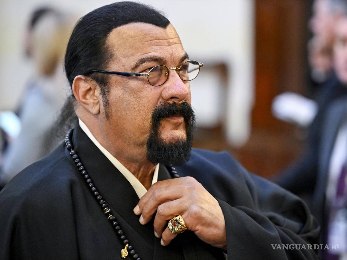 $!El actor estadounidense Steven Seagal llega a la ceremonia de toma de posesión de Vladimir Putin como presidente ruso en el Gran Palacio del Kremlin en Moscú.