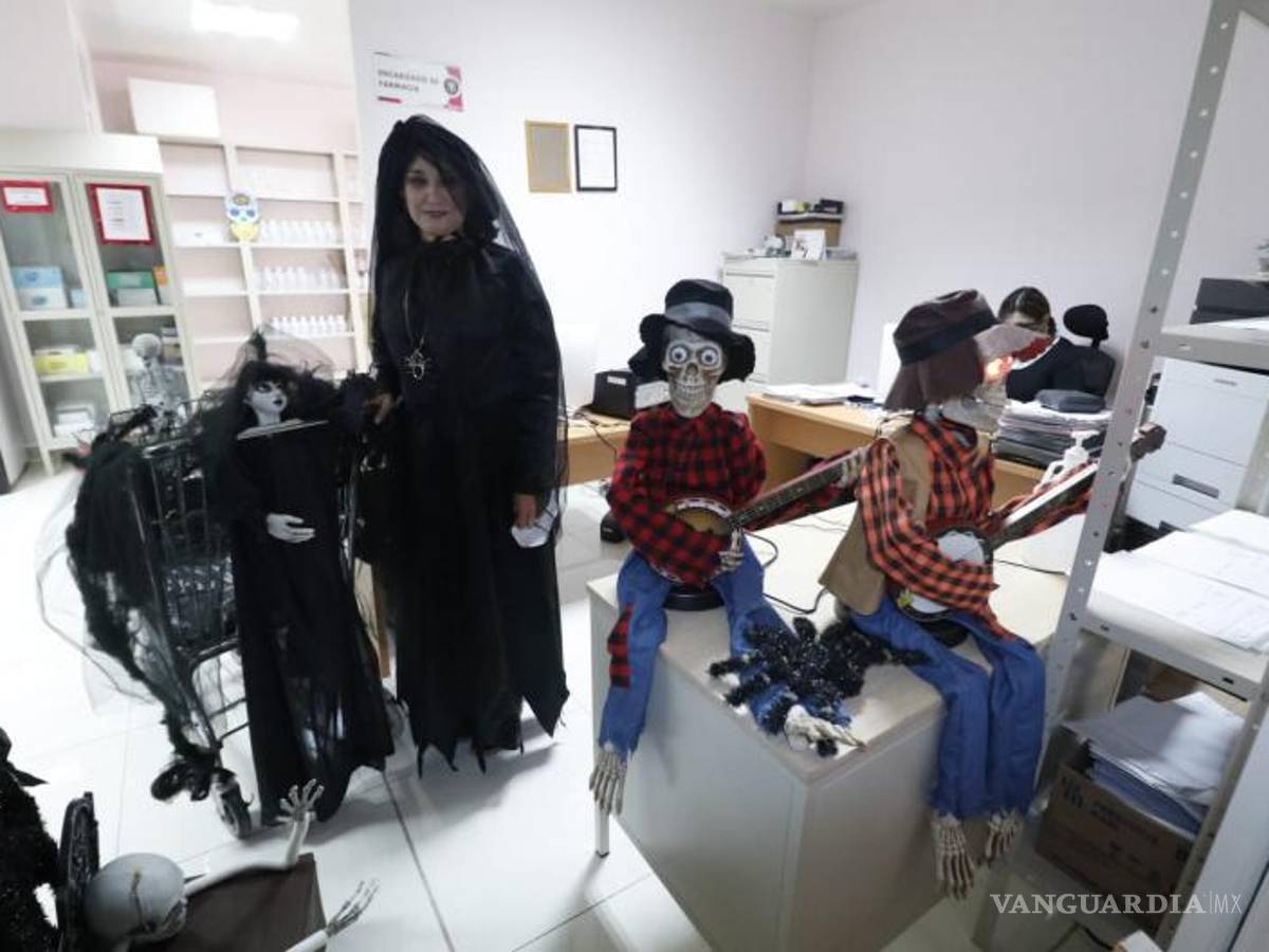 $!Se realizó un concurso de decoración de puertas siendo la de Terapia Intensiva la ganadora, adornada con luces, globos, papel picados y fantasmas.