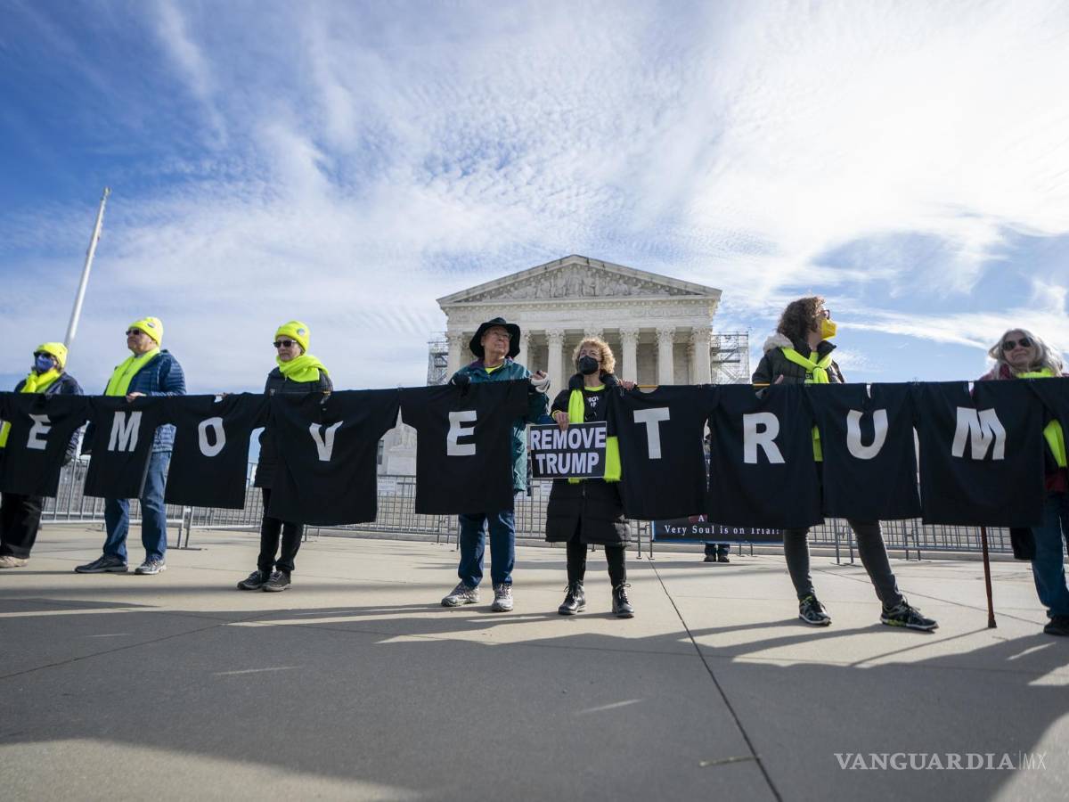 $!Manifestantes frente a la Corte Suprema mientras los jueces escuchan los argumentos en Trump vs. Anderson en Washington.