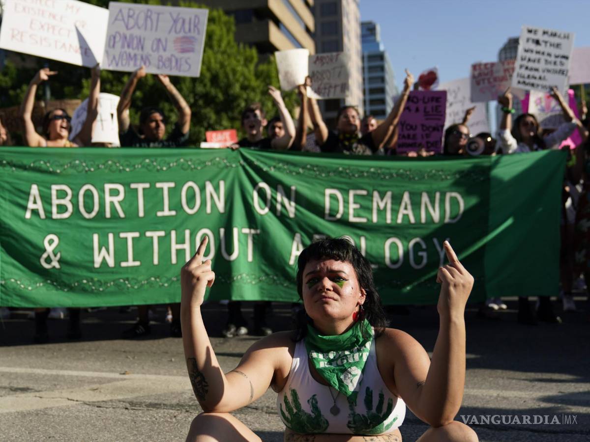 $!Manifestantes protestan cerca del capitolio estatal luego de la decisión de la Corte Suprema de revocar Roe v. Wade, el viernes 24 de junio de 2022, en Austin, Texas.
