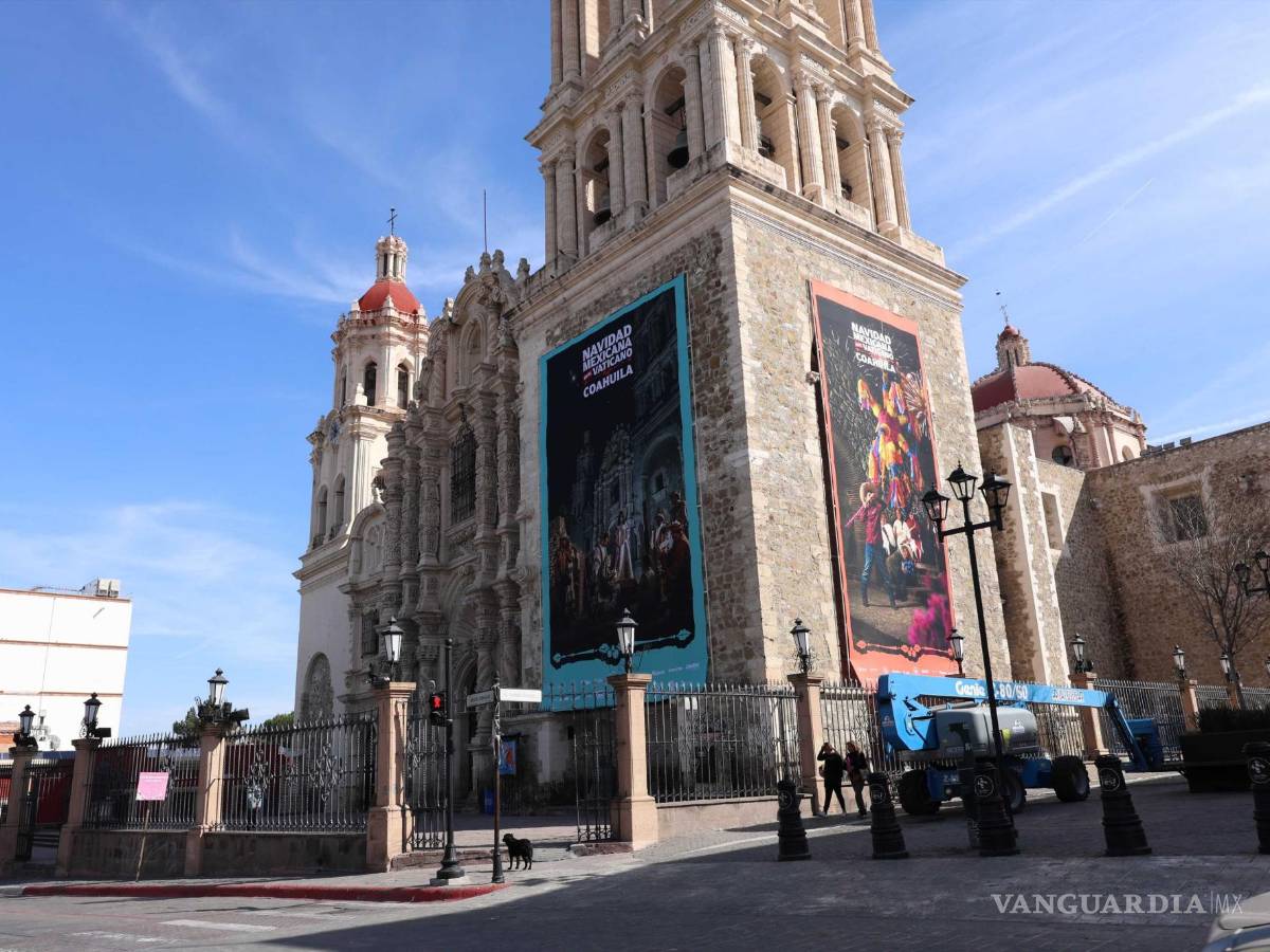 $!La Catedral de Santiago en Saltillo luce las lonas publicitarias, parte de la promoción de la reciente visita al Vaticano por parte del gobierno estatal.