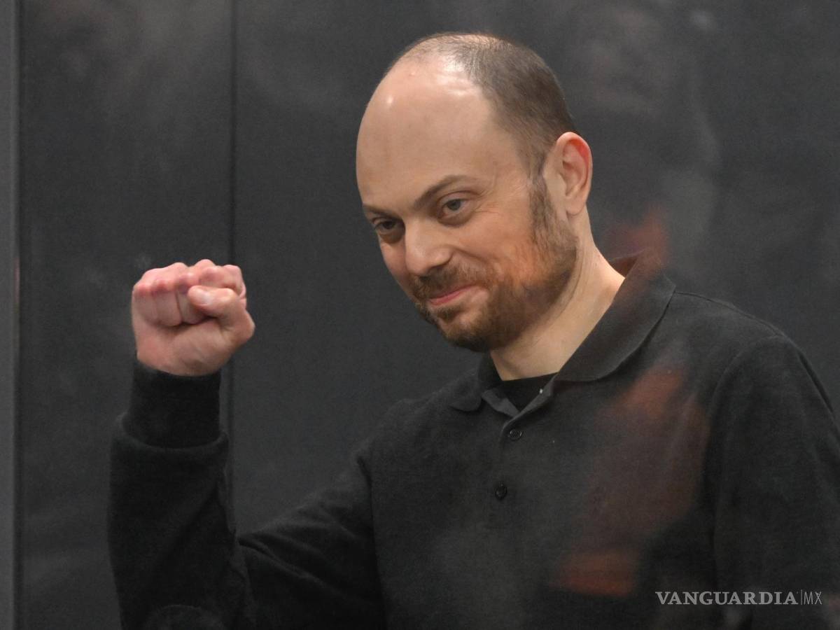 $!El activista opositor ruso Vladimir Kara-Murza en una jaula de cristal en una corte durante una vista de apelación en la Corte Municipal de Moscú, Rusia.