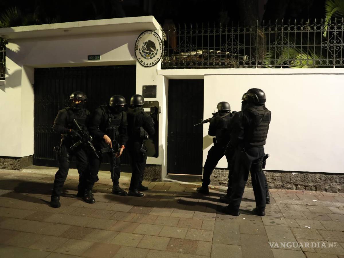 $!Integrantes de un cuerpo élite de la Policía ecuatoriana irrumpen en la Embajada de México para detener al exvicepresidente Jorge Glas en Quito, Ecuador.