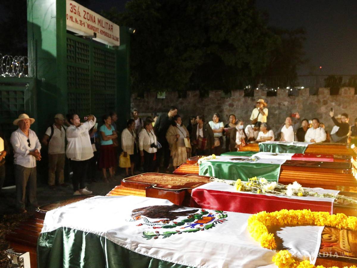 $!Los restos de las víctimas fueron entregados esta tarde tras horas de trámites en la Fiscalía General del Estado, a pesar de tener su plena identificación.