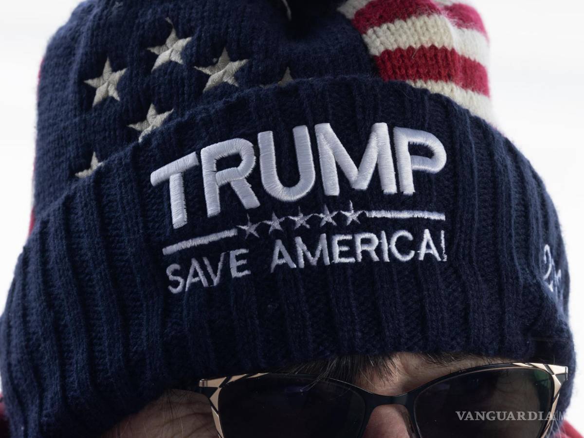 $!Un partidario de Donald Trump espera para ingresar a un mitin de campaña en vísperas de las primarias de New Hampshire, en Laconia, New Hampshire.