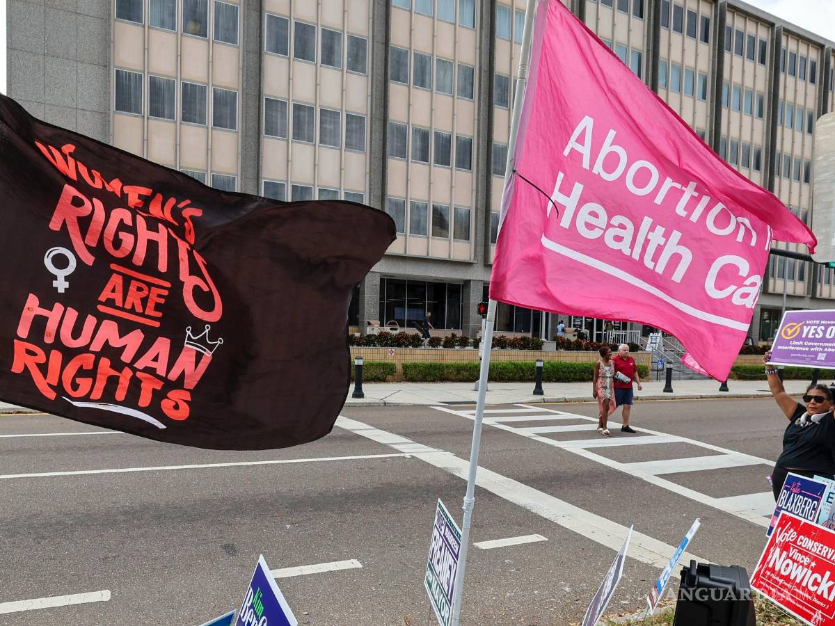 $!Los partidarios del Sí a la Enmienda 4 sobre el aborto en Florida se manifiestan frente al lugar de votación en el palacio de justicia en Clearwater, Florida.