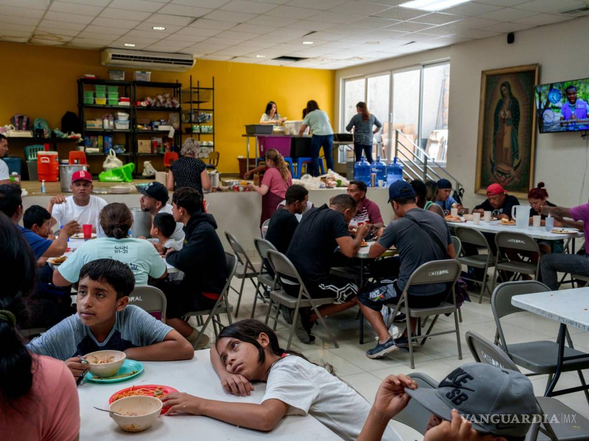 $!Migrantes almuerzan en la Catedral de Nuestra Señora de Guadalupe en Ciudad Juárez, México