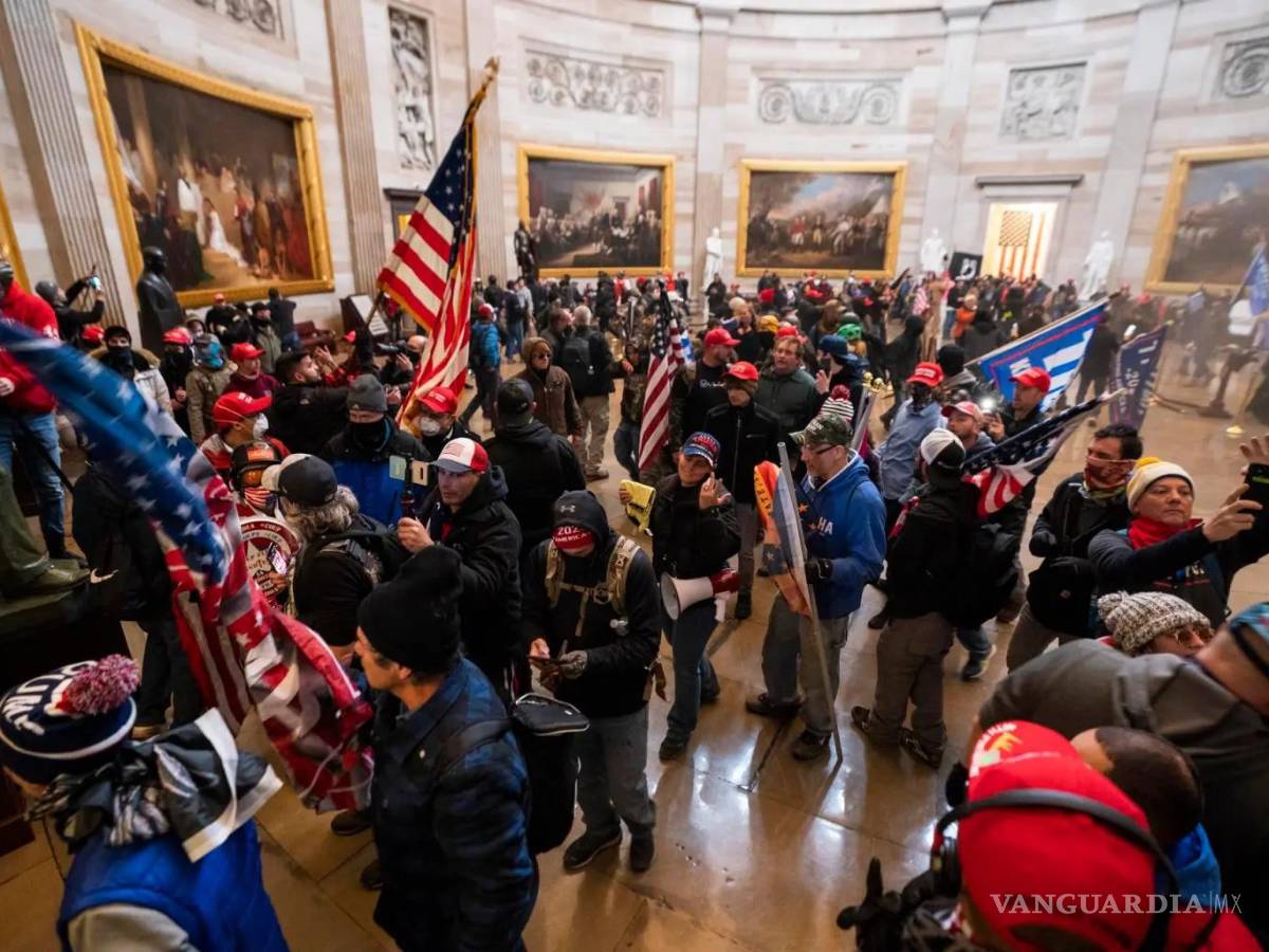 $!Seguidores del expresidente de Estados Unidos Donald Trump irrumpen en el Capitolio, en Washington, el 6 de enero de 2021.