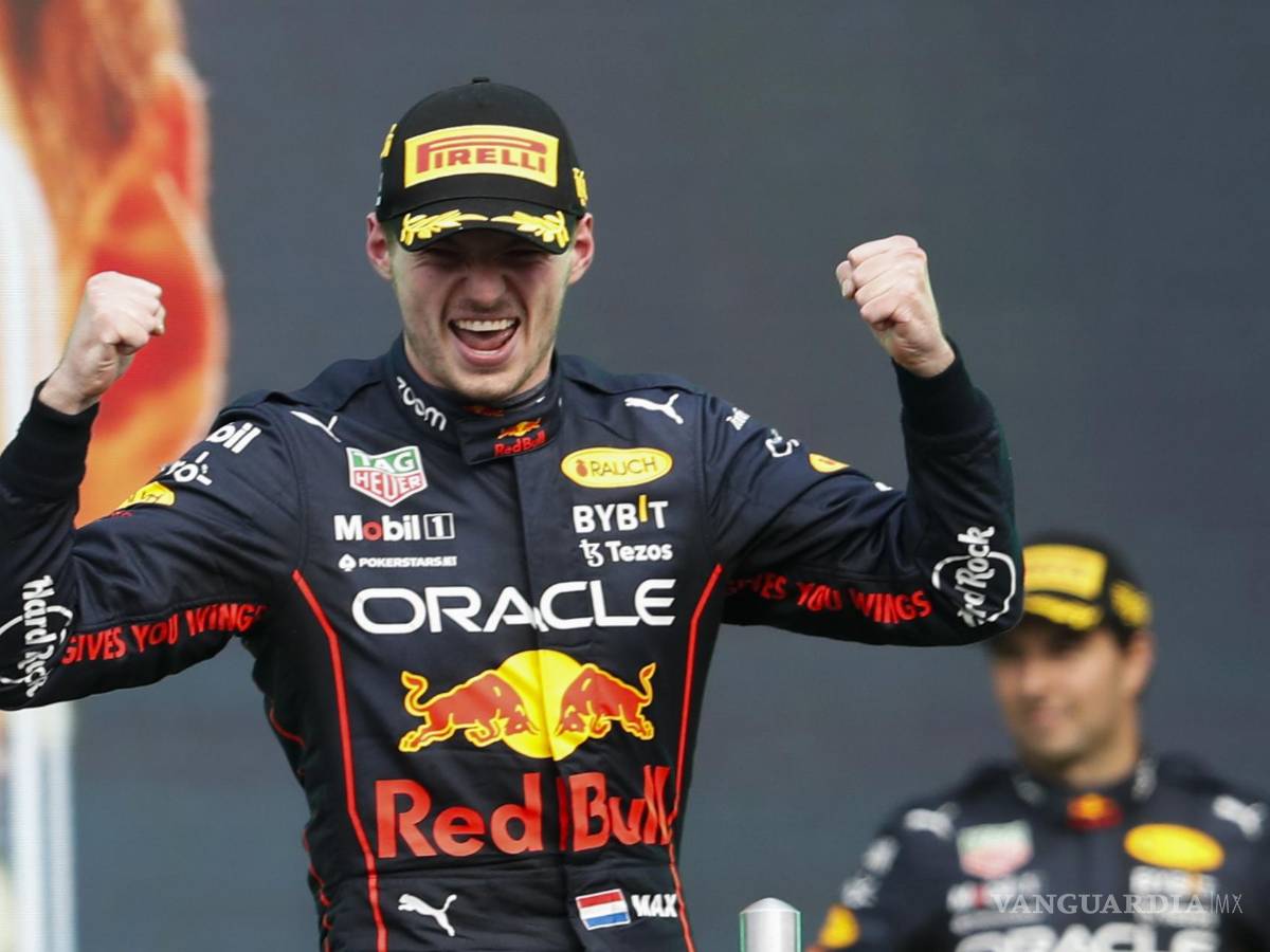 $!El holandés Max Vertapeppen, de Red Bull Racing, celebra su primer lugar en el podio del Gran Premio de Fórmula Uno de Ciudad de México.