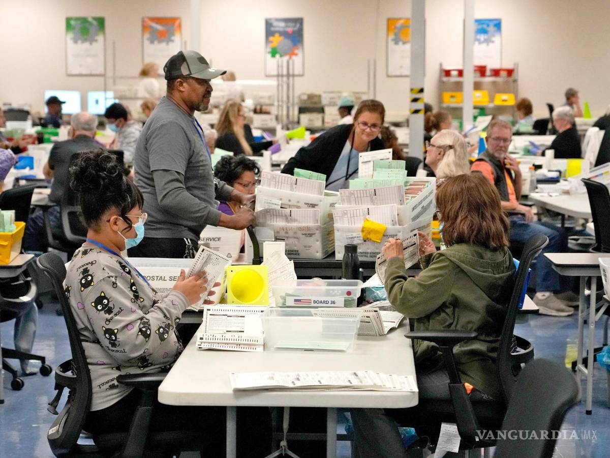 $!Funcionarios electorales procesan las papeletas de votación por correo antes del primer día de escrutinio en el condado de Maricopa.