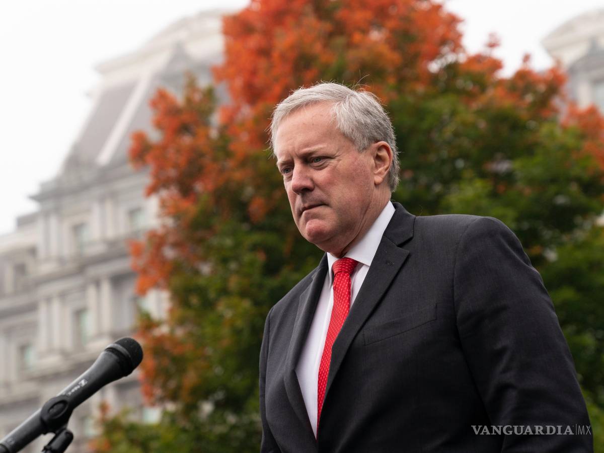 $!El jefe de gabinete de la Casa Blanca, Mark Meadows, habla con los periodistas en la Casa Blanca, el 21 de octubre de 2020, en Washington.