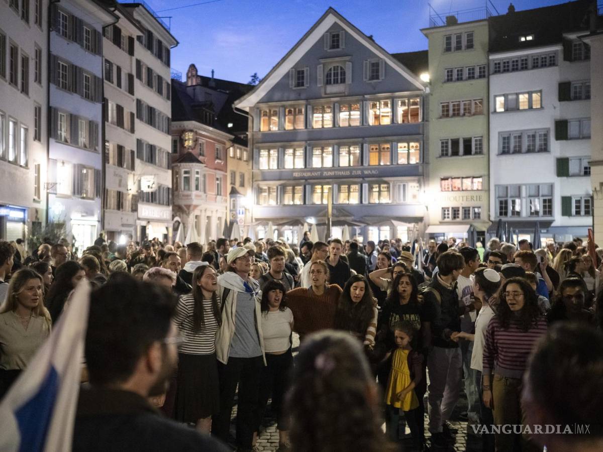 $!La gente asiste a una manifestación aprobada en memoria de las víctimas del ataque de Hamás contra civiles en Israel, en Zurich, Suiza.