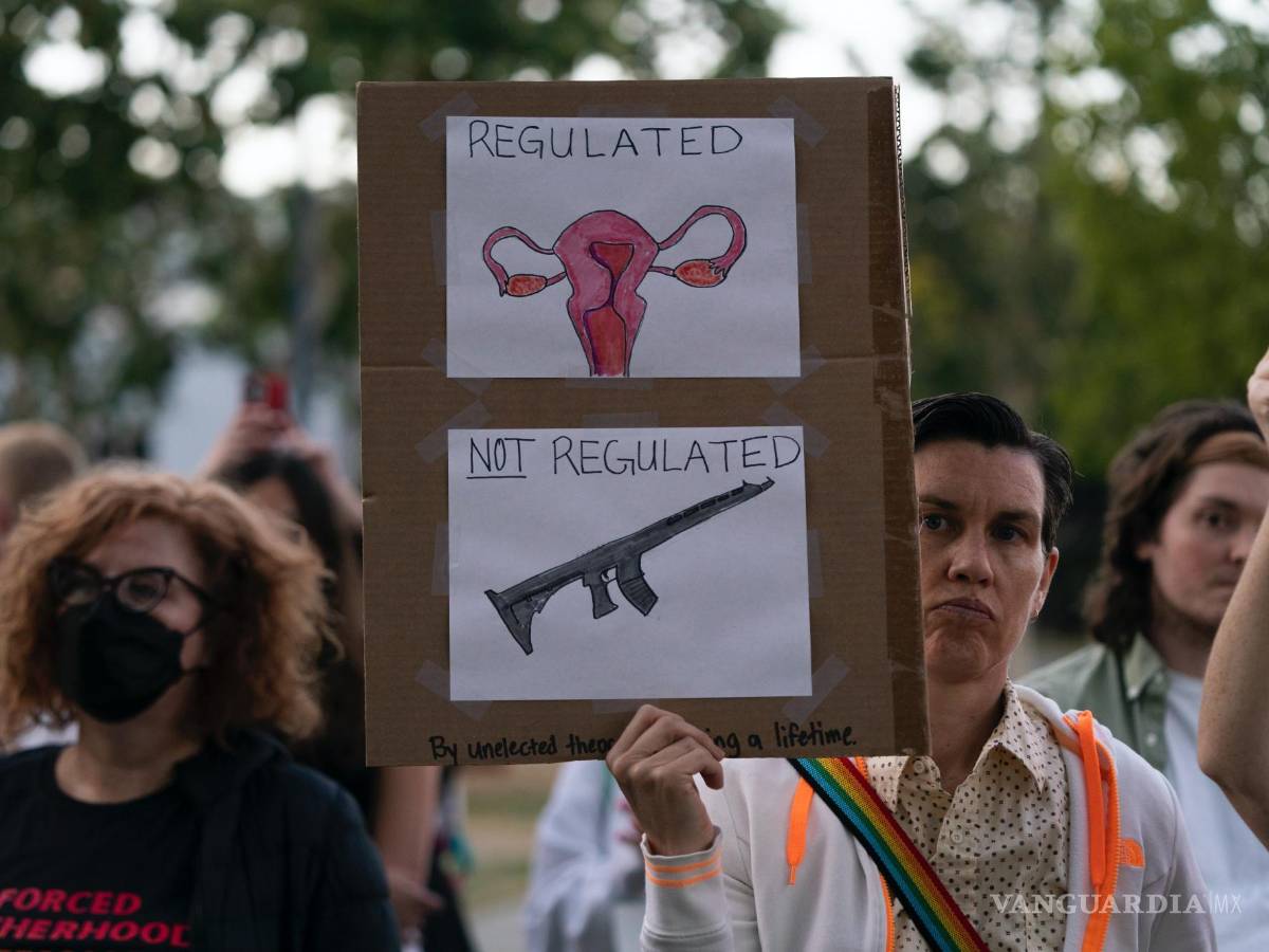 $!La partidaria del derecho al aborto Lori Williams escucha un discurso durante una protesta en West Hollywood, California.