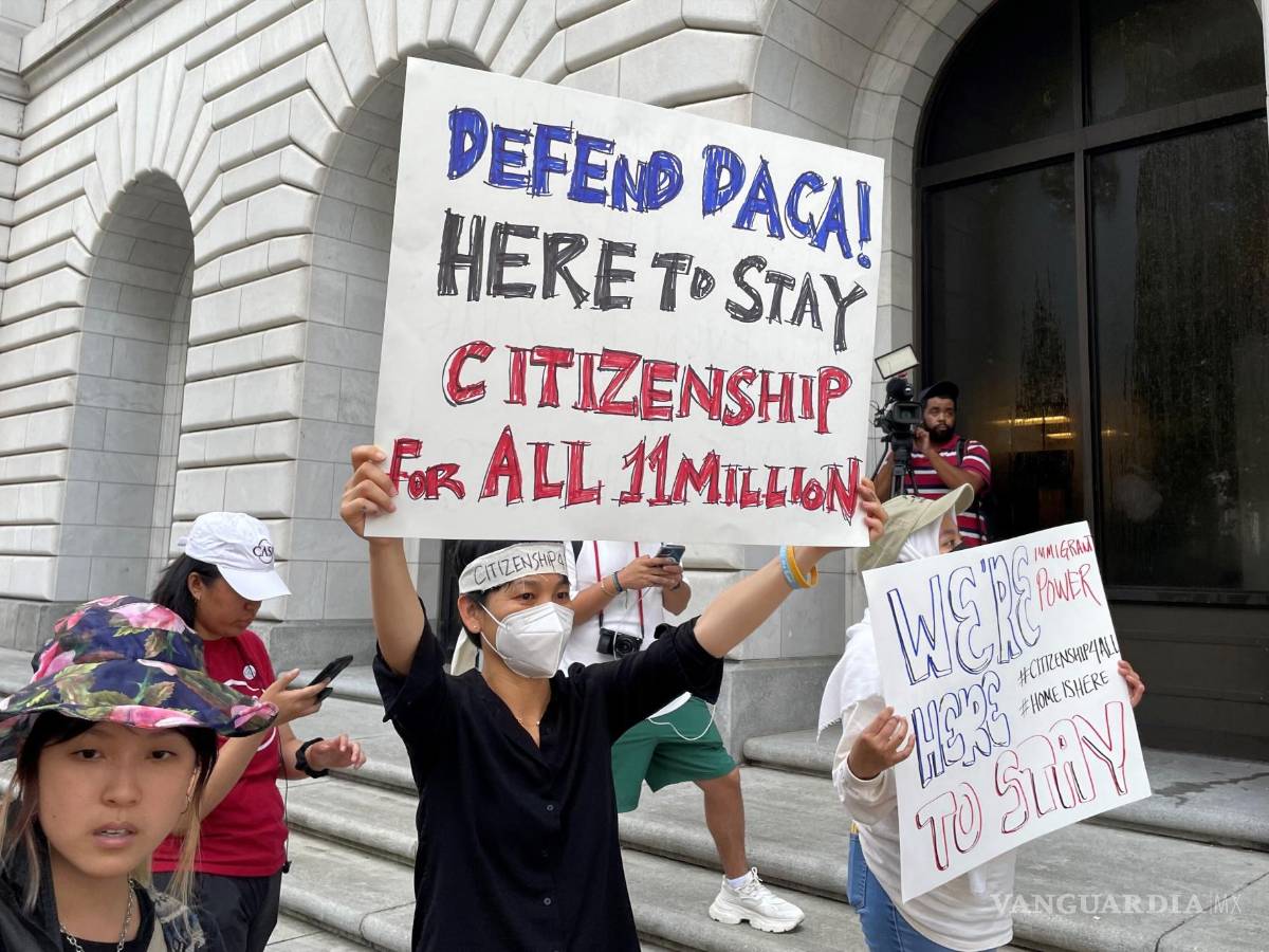 $!Manifestantes sostienen carteles afuera de la Corte de Apelaciones federal del 5to Circuito en Nueva Orleans.