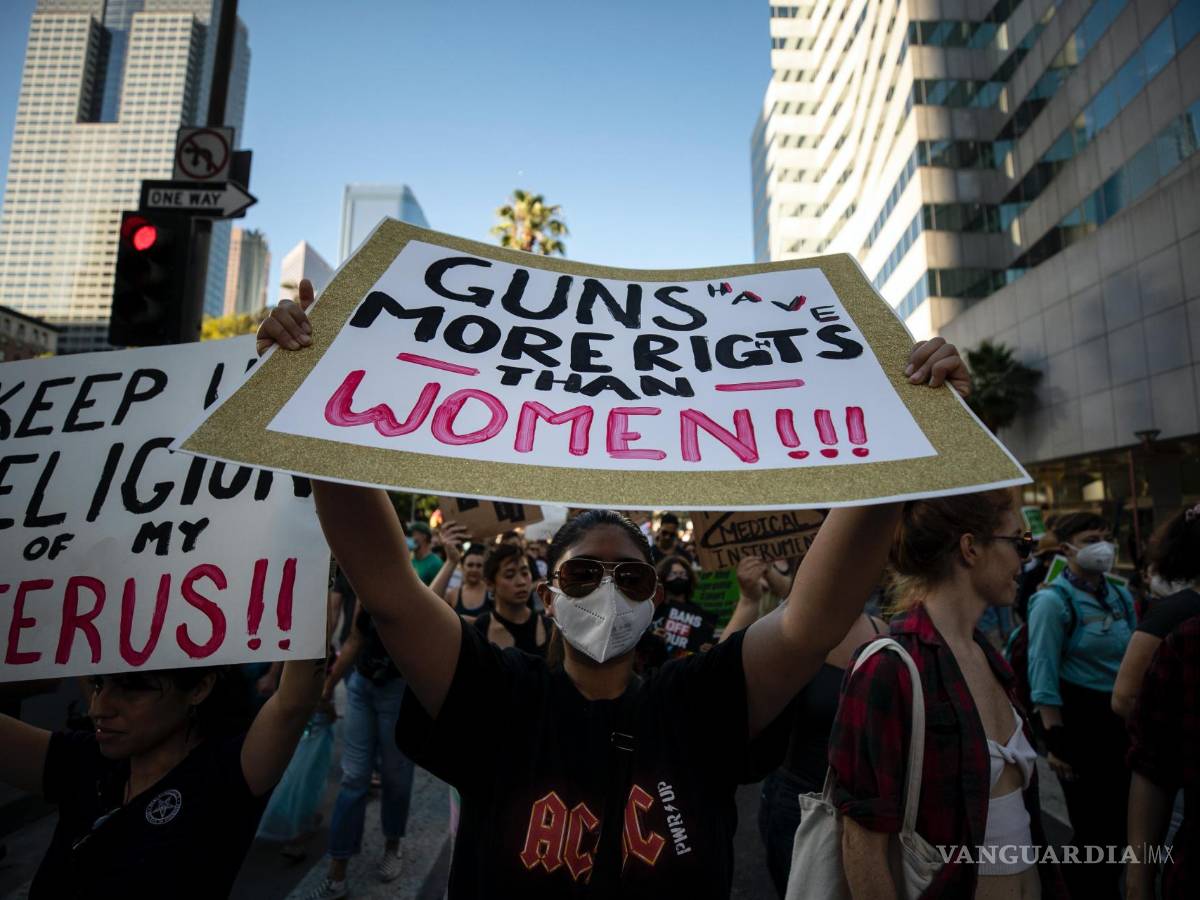 $!Manifestantes a favor del derecho a decidir protestan tras la decisión de la Corte Suprema de EU de revocar el fallo Roe v. Wade, en Los Ángeles, California