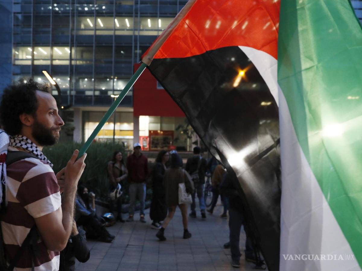 $!Un hombre sostiene una bandera de Palestina en una manifestación de apoyo a Palestina frente a la embajada de Israel en Bogotá, Colombia.
