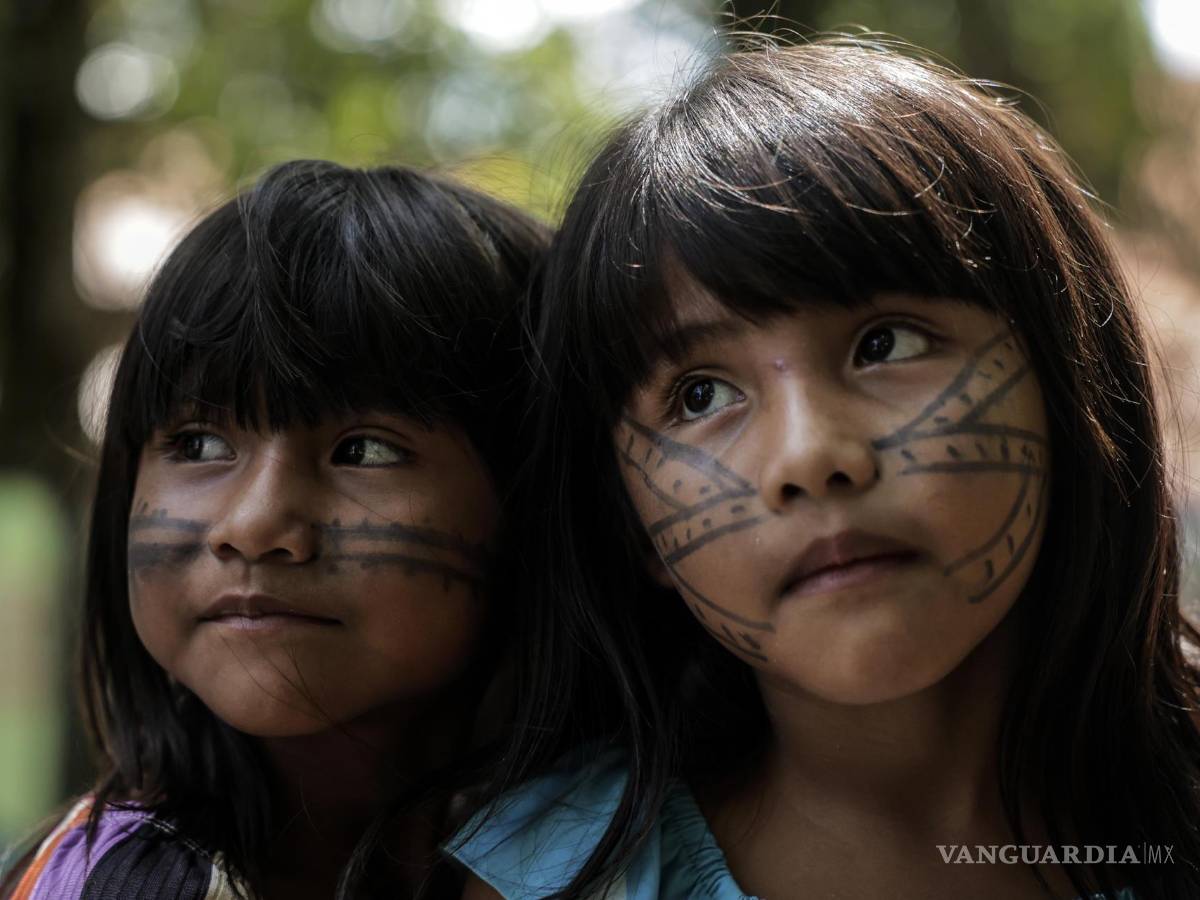 $!Dos niñas indígenas posan en el Parque de Igarapé, donde indígenas se alojan y descansan previo a su participación en la jornada de los Diálogos Amazónicos.