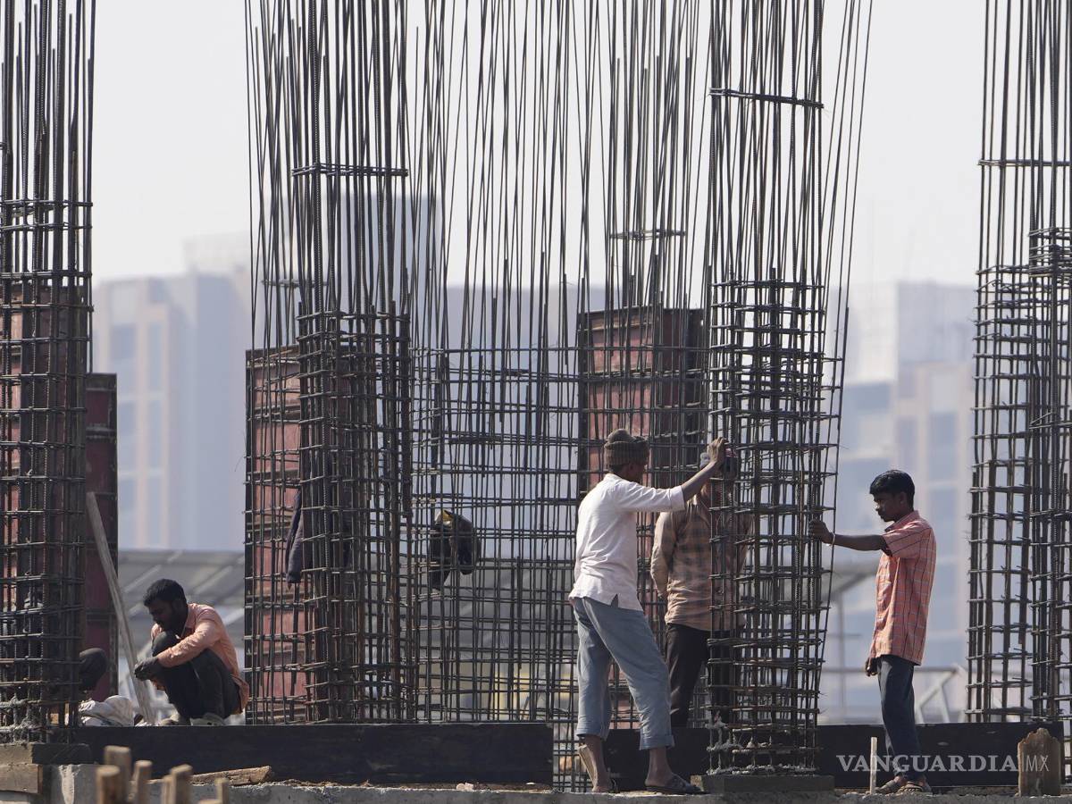 $!Obreros trabajan en Ahmedabad, India. Es posible que la amenaza de aranceles recíprocos de Trump pueda llevar a otros países a la mesa de negociaciones.