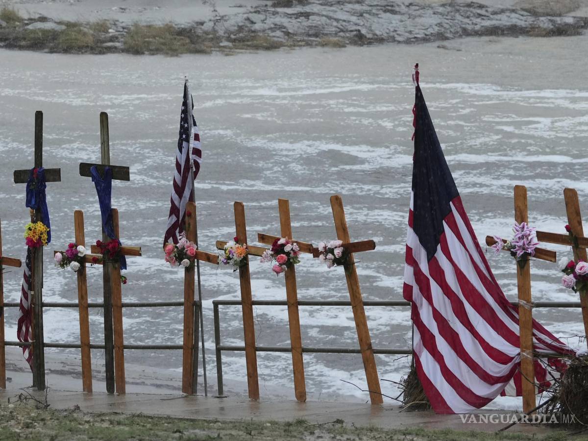 $!La lluvia cae sobre un monumento improvisado para las víctimas de las inundaciones a lo largo del río Guadalupe, el 13 de julio de 2025, en Kerrville, Texas.