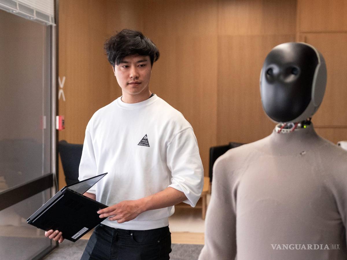 $!Eric Jang, vicepresidente de inteligencia artificial de 1X, con Neo, el nuevo modelo de robot humanoide de la compañía, en las instalaciones de 1X en Sunnyvale.
