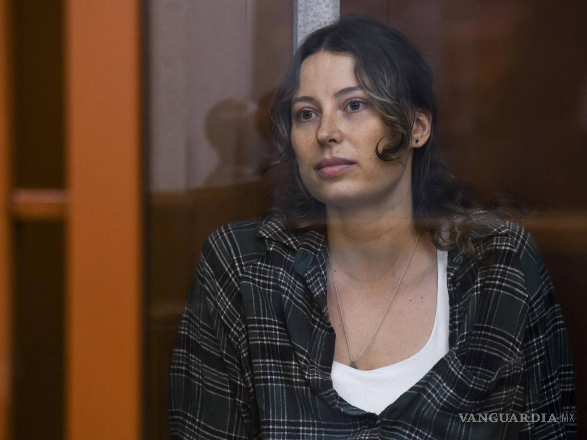 $!Ksenia Karelina, que fue arrestada por cargos de traición, sentada en la jaula de un acusado en un tribunal de Ekaterimburgo, Rusia.