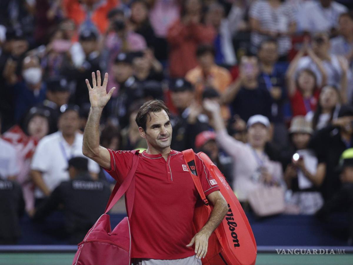 $!Roger Federer después de perder ante Alexander Zverev en su partido de cuartos de final en el torneo de tenis Shanghai Masters el 11 de octubre de 2019.