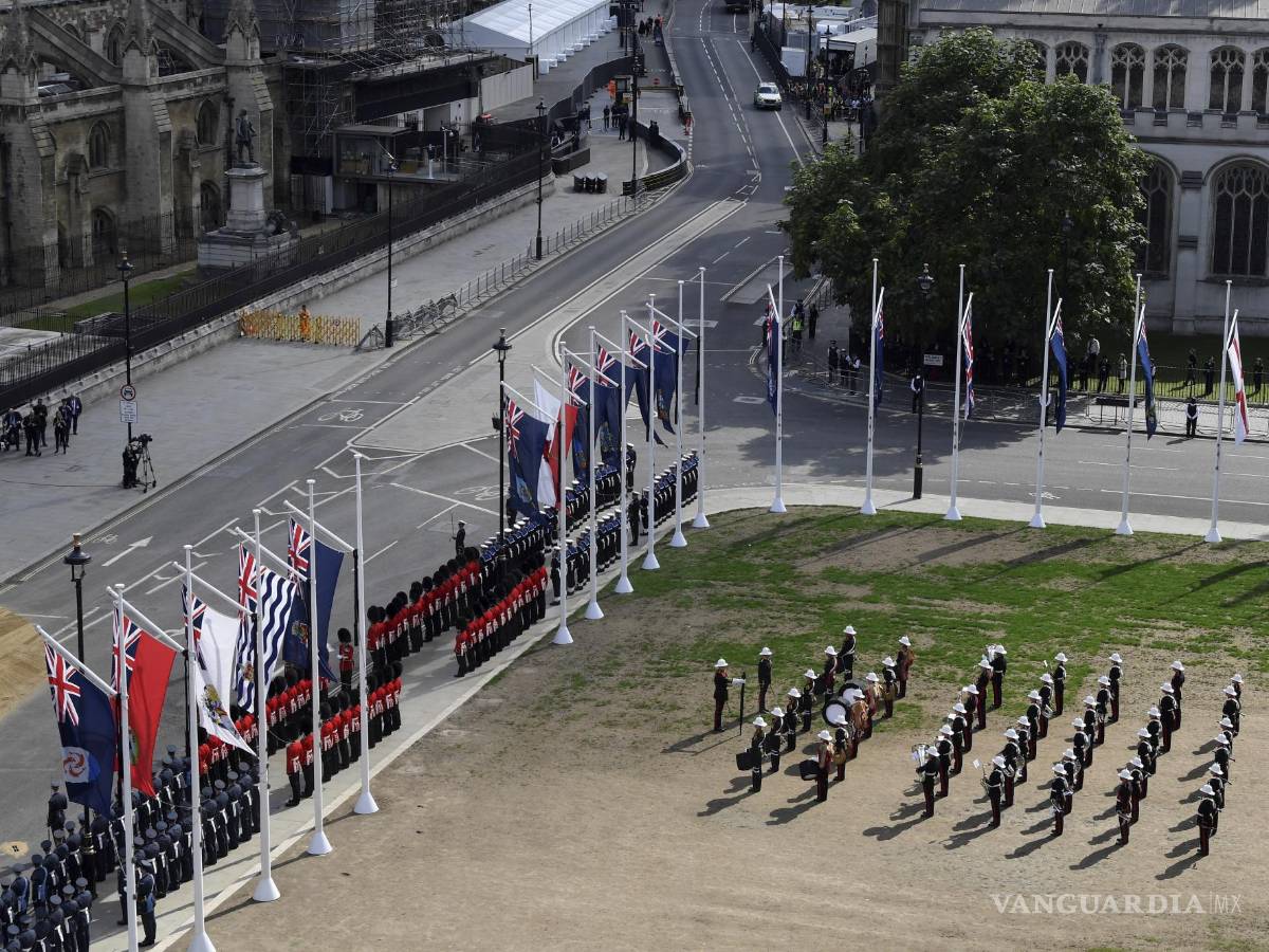$!La banda de los Royal Marines en Parliament Square antes de la procesión del Gun Carriage que llevará el ataúd de la reina Isabel II a Westminster Hall en Londres.