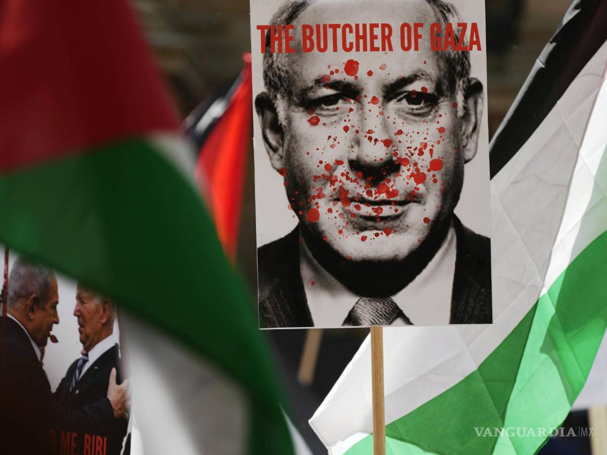 $!Carteles de Benjamin Netanyahu, y Joe Biden, entre banderas palestinas en una manifestación pro palestina en Sydney, el 21 de octubre de 2023.