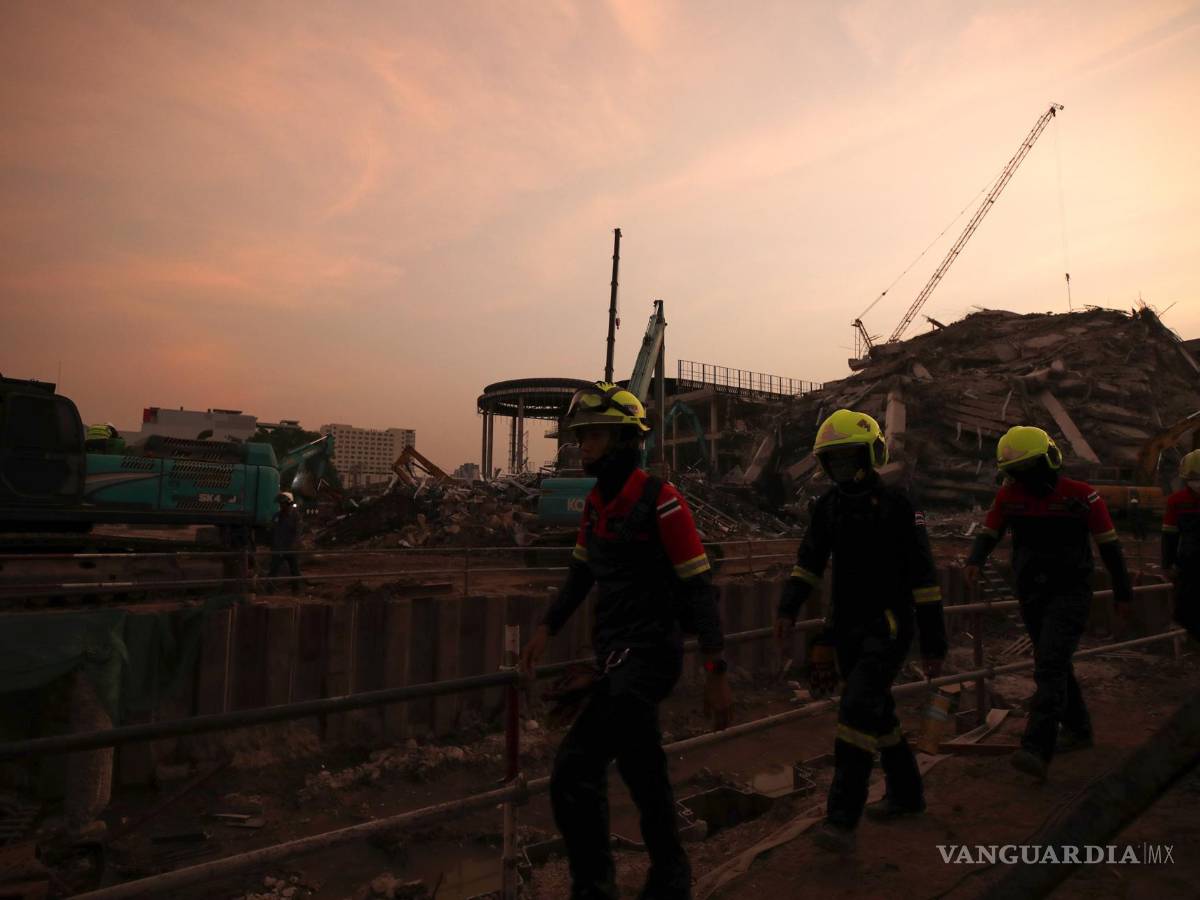 $!Los equipos de rescate realizan una operación de búsqueda en el lugar de un edificio que se derrumbó tras un terremoto en Bangkok, Tailandia.