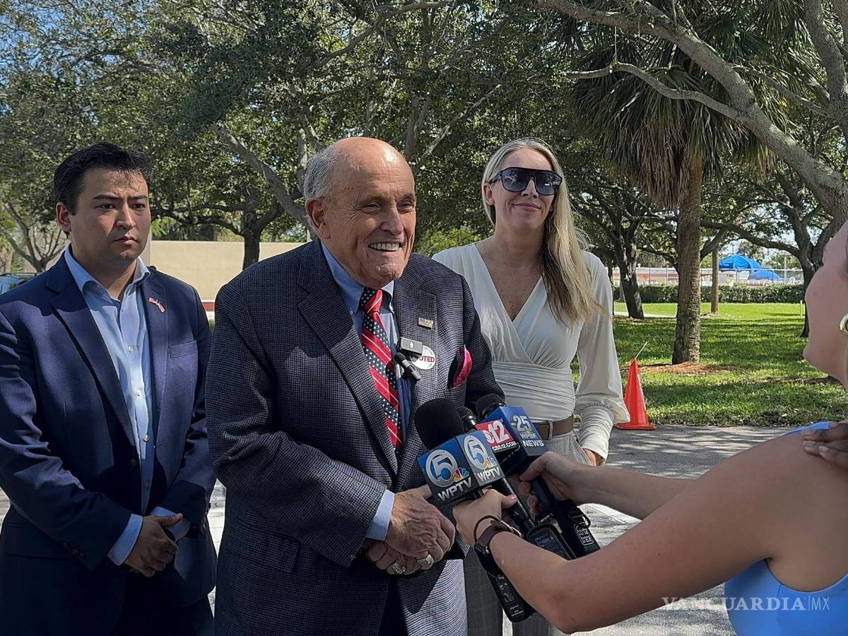 $!Rudy Giuliani habla con los periodistas después de votar en Gaines Park y Community Center en West Palm Beach, Florida, el jueves 31 de octubre de 2024.