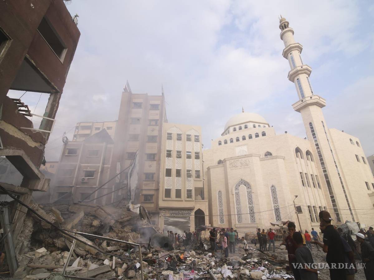 $!Los palestinos inspeccionan los daños del edificio destruido después de los ataques aéreos israelíes en Khan Younis, Franja de Gaza, el martes 10 de octubre de 2023. Los ataques tienen lugar luego del asalto de Hamas en Israel el fin de semana. (Foto AP/Hatem Ali)