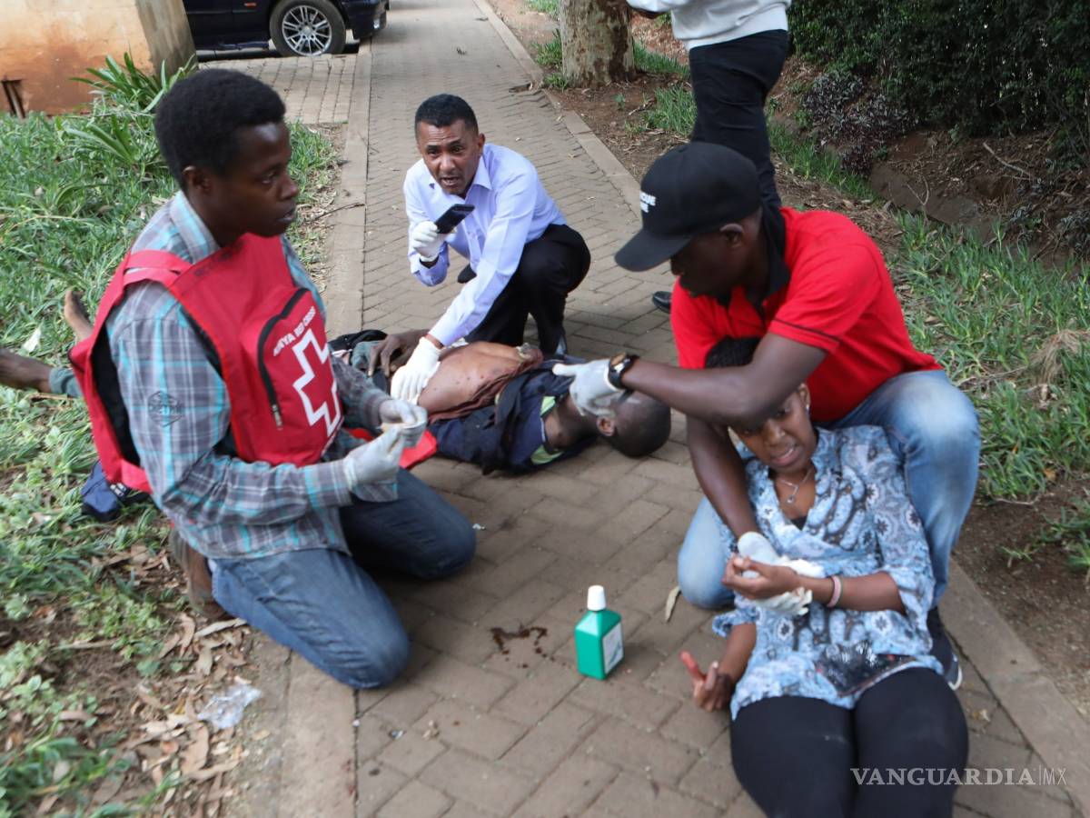 $!Turistas de un hotel en Nairobi corren por sus vidas tras ataque terrorista (fotogalería)