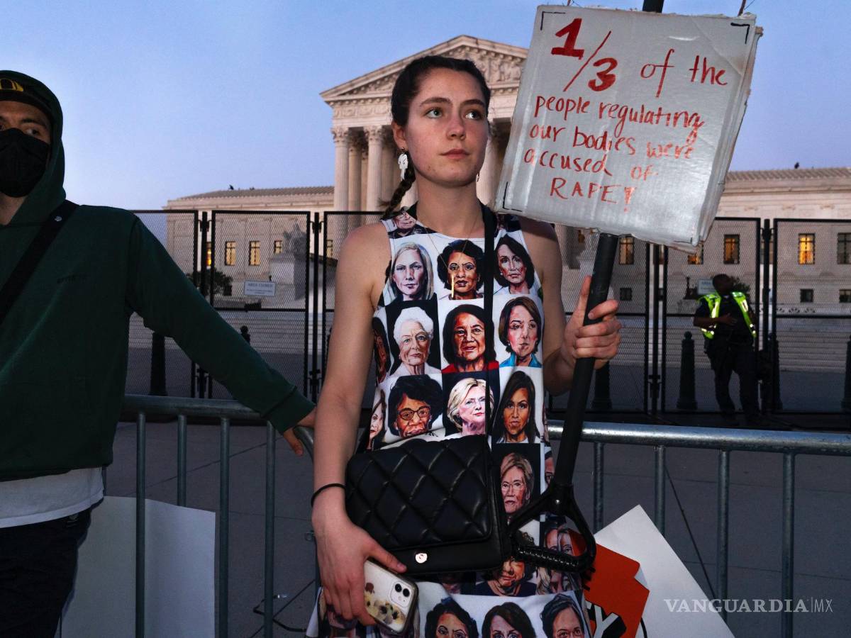 $!Una mujer protesta por el derecho al aborto mientras usa un vestido con rostros de mujeres demócratas famosas en Washington.
