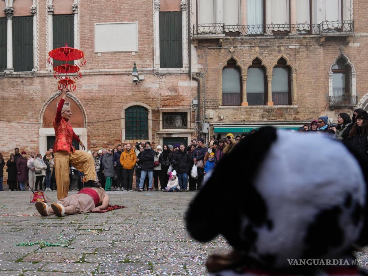 $!Un artista callejero llamado Arteare ejecuta una variedad de artes orientales, entre faquirismo, danza y fuego, en la inauguración del Carnaval, en Venecia.