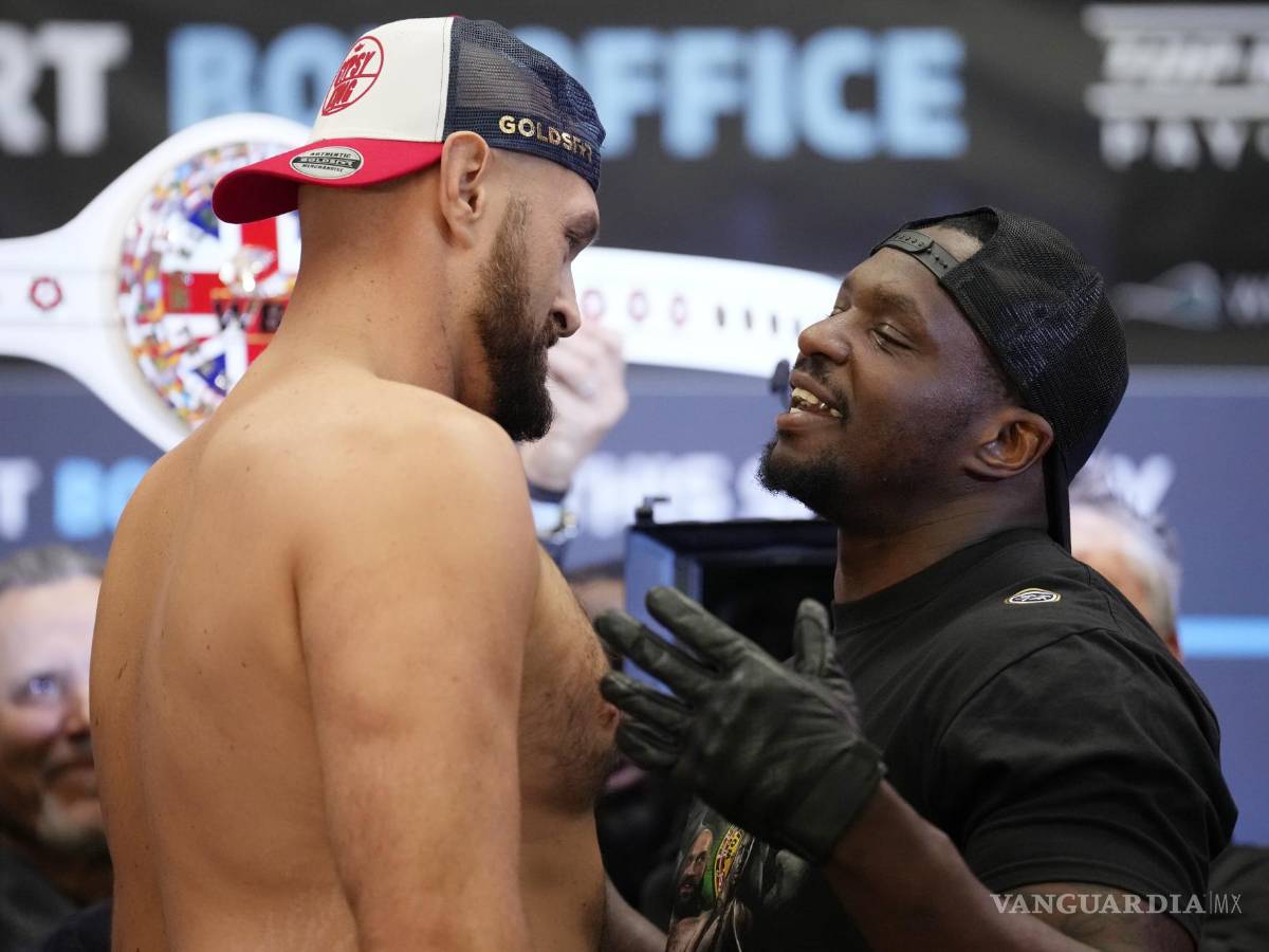 $!Tyson Fury y Dillian Whyte se enfrentan cara a cara mientras participan en su pesaje en el recinto Boxpark Wembley, cerca del estadio de Wembley, en Londres.