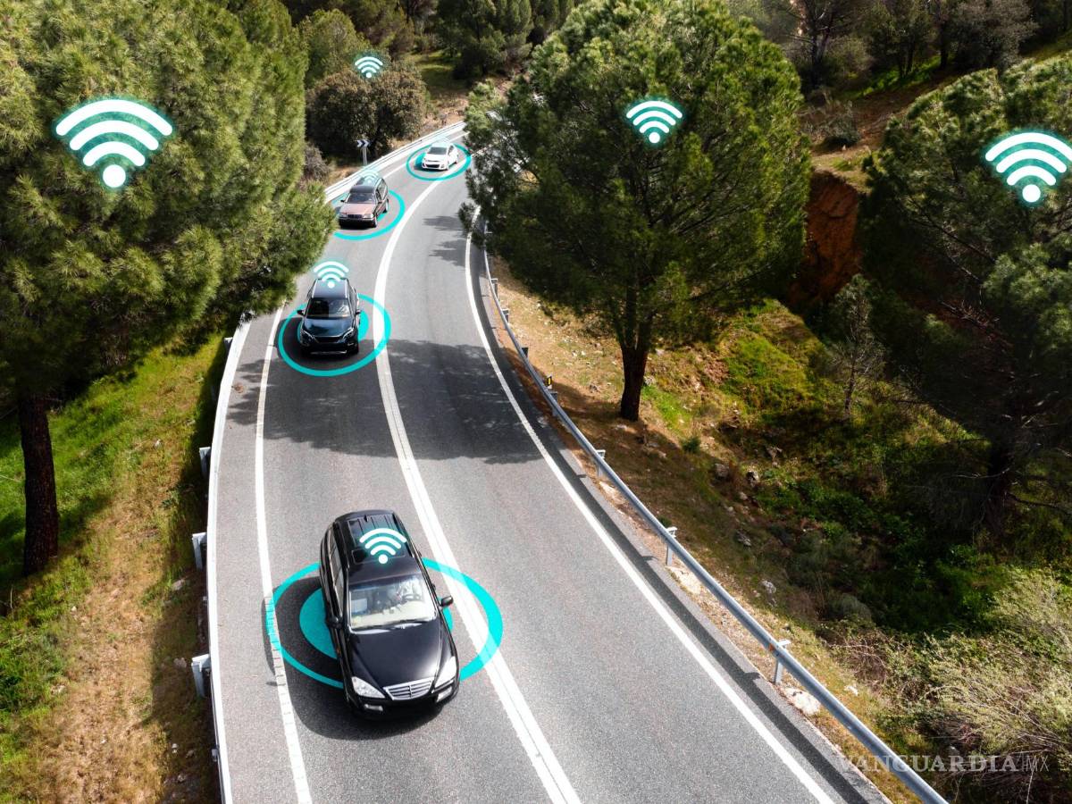 $!Coches conectados circulando por carretera.